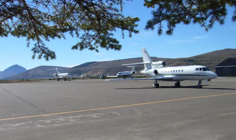 Aviones estacionados en la pista